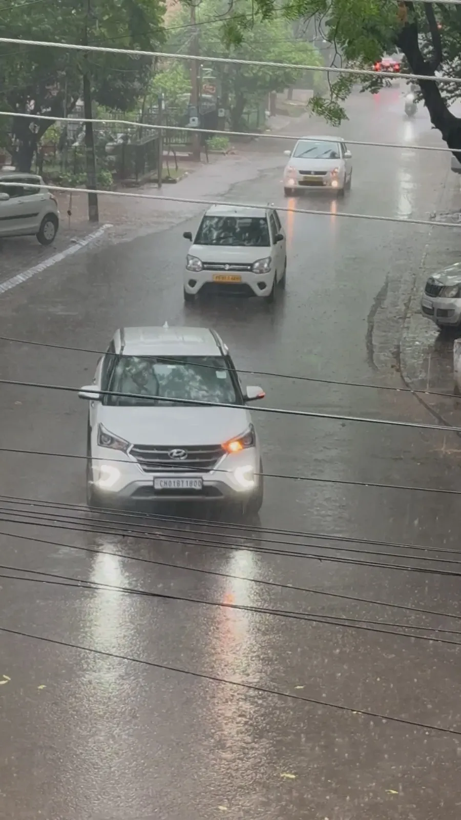 car-heavy-lights-raining-32340120