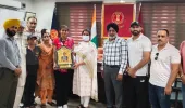 ਏਸ਼ੀਆ ਹਾਕੀ ਕੱਪ ਵਿਚ ਕਾਂਸੀ ਤਗਮਾ ਜੇਤੂ ਰਸ਼ਮੀਨ ਕੌਰ ਹਾਂਡਾ ਨੂੰ ਡਿਪਟੀ ਕਮਿਸ਼ਨਰ ਨੇ ਕੀਤਾ ਸਨਮਾਨਿਤ