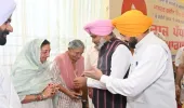 ਕੈਬਨਿਟ ਮੰਤਰੀਆਂ ਹਰਪਾਲ ਸਿੰਘ ਚੀਮਾ ਅਤੇ ਤਰੁਨਪ੍ਰੀਤ ਸਿੰਘ ਸੌਂਦ ਨੇ ਸ਼ਹੀਦ ਮਾਸਟਰ ਕਰਨੈਲ ਸਿੰਘ ਈਸੜੂ ਨੂੰ ਸ਼ਰਧਾ ਦੇ ਫੁੱਲ ਕੀਤੇ ਭੇਂਟ