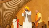 ਮੁੱਖ ਮੰਤਰੀ ਭਗਵੰਤ ਸਿੰਘ ਮਾਨ ਨੇ ਅਰਵਿੰਦ ਕੇਜਰੀਵਾਲ ਅਤੇ ਮਨੀਸ਼ ਸਿਸੋਦੀਆ ਨਾਲ ਸ੍ਰੀ ਸ੍ਰੀ ਰਵੀ ਸ਼ੰਕਰ ਜੀ ਦਾ ਆਸ਼ੀਰਵਾਦ ਲਿਆ