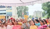 ਅਕਾਲੀ ਦਲ ਦੇ ਦਫ਼ਤਰ ਵਿੱਚ ਬਜ਼ੁਰਗ ਦਲਿਤ ਔਰਤ ਨਾਲ ਕੁੱਟਮਾਰ ਖ਼ਿਲਾਫ਼ ਆਪ ਮਹਿਲਾ ਵਿੰਗ ਵੱਲੋਂ ਸਮਰਾਲਾ 'ਚ ਭਾਰੀ ਰੋਸ ਪ੍ਰਦਰਸ਼ਨ