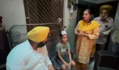 ਕੁੱਤੇ ਦੇ ਹਮਲੇ ’ਚ ਜ਼ਖਮੀ ਪੀੜਤਾਂ ਦਾ ਹਾਲ-ਚਾਲ ਜਾਣਨ ਪੁੱਜੇ ਕੈਬਨਿਟ ਮੰਤਰੀ ਹਰਜੋਤ ਸਿੰਘ ਬੈਂਸ
