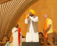 ਮੁੱਖ ਮੰਤਰੀ ਭਗਵੰਤ ਸਿੰਘ ਮਾਨ ਨੇ ਅਰਵਿੰਦ ਕੇਜਰੀਵਾਲ ਅਤੇ ਮਨੀਸ਼ ਸਿਸੋਦੀਆ ਨਾਲ ਸ੍ਰੀ ਸ੍ਰੀ ਰਵੀ ਸ਼ੰਕਰ ਜੀ ਦਾ ਆਸ਼ੀਰਵਾਦ ਲਿਆ