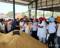 ਖੁਰਾਕ, ਸਿਵਲ ਸਪਲਾਈ ਤੇ ਖਪਤਕਾਰ ਮਾਮਲੇ ਮੰਤਰੀ ਲਾਲ ਚੰਦ ਕਟਾਰੂਚੱਕ ਨੇ ਬਟਾਲਾ ਦਾਣਾ ਮੰਡੀ ਤੋਂ ਝੋਨੇ ਦੀ ਸਰਕਾਰੀ ਖਰੀਦ ਸ਼ੁਰੂ ਕਰਵਾਈ