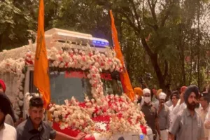 ਮਜੀਠੀਆਂ ਚਲਾ ਰਹੇ ਐਮਬੂਲੈਂਸ, ਪਿੰਡ ਬਾਦਲ ਲਿਜਾਈ ਜਾ ਰਹੀ ਹੈ ਮ੍ਰਿਤਿਕ ਦੇਹ