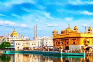 ਪੰਜਵੇਂ ਗੁਰੂ ਸ੍ਰੀ ਗੁਰੂ ਅਰਜੁਨ ਦੇਵ ਜੀ ਦੇ ਸ਼ਹੀਦੀ ਦਿਹਾੜੇ ਮੌਕੇ ਸੰਗਤਾਂ ਸੱਚਖੰਡ ਸ੍ਰੀ ਹਰਿਮੰਦਰ ਸਾਹਿਬ ਵਿਖੇ ਨਤਮਸਤਕ