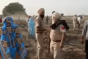 ਪੁਲਿਸ ਮੁਲਾਜ਼ਮ ਨੇ ਮਹਿਲਾ ਦੇ ਮਾਰਿਆ ਥੱਪੜ, ਜ਼ਮੀਨ ਐਕਵਾਇਰ ਕਰਨ ਦਾ ਕਿਸਾਨ ਕਰ ਰਹੇ ਸਨ ਵਿਰੋਧ