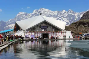 ਸ੍ਰੀ ਹੇਮਕੁੰਟ ਸਾਹਿਬ ‘ਚ ਟੁੱਟਿਆ ਗਲੇਸ਼ੀਅਰ, ਬਰਫ ਡਿੱਗਣ ਕਾਰਨ ਮਹਿਲਾ ਸ਼ਰਧਾਲੂ ਦੀ ਮੌਤ
