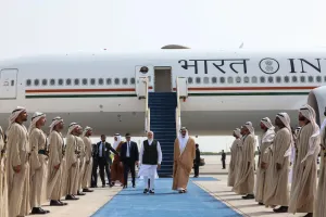PM ਮੋਦੀ ਸਰਕਾਰੀ ਦੌਰੇ ‘ਤੇ ਪਹੁੰਚੇ ਅਬੂ ਧਾਬੀ, ਮੋਦੀ ਦਾ UAE ਦੇ ਰਾਸ਼ਟਰਪਤੀ ਨੇ ਕੀਤਾ ਭਰਵਾਂ ਸਵਾਗਤ