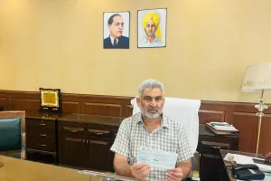 ਕੈਬਨਿਟ ਮੰਤਰੀ ਲਾਲ ਚੰਦ ਕਟਾਰੂਚੱਕ ਨੇ ਹੜ੍ਹ ਪ੍ਰਭਾਵਿਤ ਲੋਕਾਂ ਨੂੰ ਆਪਣੀ ਇੱਕ ਮਹੀਨੇ ਦੀ ਤਨਖ਼ਾਹ ਇਮਦਾਦ ਵਜੋਂ ਦਿੱਤੀ