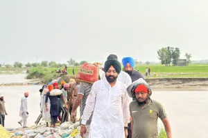 ਲਾਲਜੀਤ ਸਿੰਘ ਭੁੱਲਰ ਨੇ ਆਪਣੇ ਖ਼ਰਚੇ ’ਤੇ ਹੜ੍ਹ ਪੀੜਤ ਪਰਿਵਾਰਾਂ ਦੇ ਪਸ਼ੂਆਂ ਲਈ 3000 ਬੋਰੀਆਂ ਫੀਡ, 2000 ਬੋਰੀਆਂ ਚੋਕਰ ਅਤੇ 14 ਟਰਾਲੀਆਂ ਚਾਰੇ ਦੀਆਂ ਵੰਡੀਆਂ