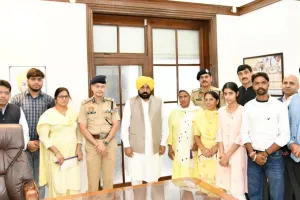 ਮੁੱਖ ਮੰਤਰੀ ਨੇ ਡਿਊਟੀ ਨਿਭਾਉਂਦਿਆਂ ਅਤੇ ਵੱਖ-ਵੱਖ ਹਾਦਸਿਆਂ ਵਿਚ ਜਾਨ ਗੁਆਉਣ ਵਾਲੇ ਪੁਲਿਸ ਮੁਲਾਜ਼ਮਾਂ ਦੇ ਵਾਰਸਾਂ ਨੂੰ 2 ਕਰੋੜ ਰੁਪਏ ਦੇ ਚੈੱਕ ਸੌਂਪੇ