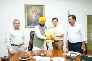 ਮੁੱਖ ਮੰਤਰੀ ਵੱਲੋਂ ਮੁੱਖ ਸਕੱਤਰ ਵਿਜੈ ਕੁਮਾਰ ਜੰਜੂਆ ਨੂੰ ਸੇਵਾ-ਮੁਕਤੀ ਮੌਕੇ ਵਿਦਾਇਗੀ ਪਾਰਟੀ