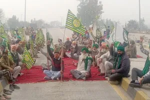 ਪੰਜਾਬ ਚ 4 ਵਜੇ ਤੱਕ ਟ੍ਰੇਨਾਂ ਦੇ ਚੱਕੇ ਜਾਮ ‘ SKM ਨੇ ਫ੍ਰੀ ਕਰਵਾਏ ਟੋਲ..