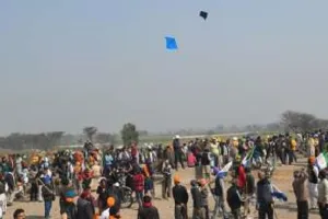 ਕਿਸਾਨਾਂ ਦੇ 2 ਰੁਪਏ ਵਾਲ਼ੇ ਪਤੰਗ ਲੱਖਾਂ ਦੇ ਡਰੋਨ ਨੂੰ ਪਾ ਰਹੇ ਮਾਤ, ਸ਼ੰਭੂ ਬਾਰਡਰ ਤੇ ਨੌਜਵਾਨਾਂ ਦਾ ਹੋਂਸਲਾ ਹੈ ਵੇਖਣ ਯੋਗ