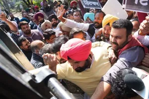 ਪੰਜਾਬ ਕਾਂਗਰਸ ਨੇ ਹਰਿਆਣਾ ਭਾਜਪਾ ਦਫ਼ਤਰ ਦੇ ਬਾਹਰ ਕੀਤਾ ਪ੍ਰਦਰਸ਼ਨ, ਚੰਡੀਗੜ੍ਹ ਪੁਲਿਸ ਵੱਲੋਂ ਆਗੂਆਂ ਨੂੰ ਲਿਆ ਗਿਆ ਹਿਰਾਸਤ ‘ਚ..