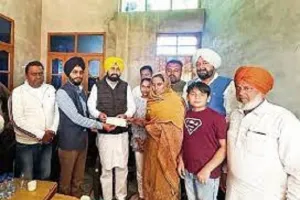ਸ਼ਹੀਦ ਅੰਗਰੇਜ਼ ਸਿੰਘ ਦੇ ਪਰਿਵਾਰ ਨੂੰ ਸੌਂਪਿਆ ਗਿਆ 1 ਕਰੋੜ ਰੁਪਏ ਦਾ ਚੈੱਕ