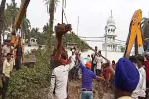 ਗੁਰੂ ਦੇ ਬਾਗ ‘ਚ ਡਿੱਗਿਆ ਊਠ, ਬਚਾਅ ਲਈ ਬੁਲਾਈ JCB, ਮੌਕੇ ‘ਤੇ ਹੰਗਾਮਾ