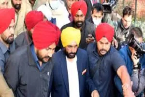 ਗੁਰਦਾਸਪੁਰ ‘ਚ ਤੋੜਿਆ CM ਦਾ ਸੁਰੱਖਿਆ ਘੇਰਾ: ਭਗਵੰਤ ਮਾਨ ਨੂੰ ਮੰਗ ਪੱਤਰ ਦੇਣ ਪਹੁੰਚੇ ਈਸਾਈ ਭਾਈਚਾਰੇ ਦੇ ਆਗੂ