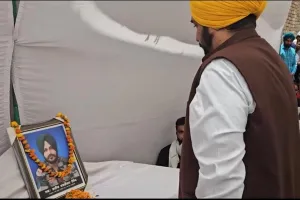 ਸ਼ਹੀਦ ਤਰਲੋਚਨ ਸਿੰਘ ਦੇ ਘਰ ਪਹੁੰਚ CM ਮਾਨ ਨੇ ਪਰਿਵਾਰ ਨਾਲ ਦੁੱਖ ਕੀਤਾ ਸਾਂਝਾ