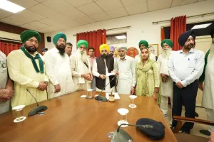 ਚੰਡੀਗੜ੍ਹ ‘ਚ ਪੰਜਾਬ ਦੇ ਸੀਐੱਮ ‘ਤੇ ਕਿਸਾਨਾਂ ਦੀ ਮੀਟਿੰਗ , ਸ਼ੁਭਕਰਨ ਦੇ ਪਰਿਵਾਰ ਨੂੰ ਸੌਂਪਿਆ 1 ਕਰੋੜ ਦਾ ਚੈੱਕ