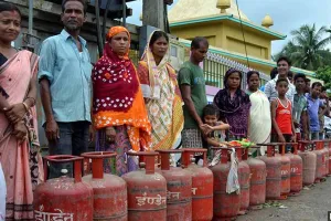 ਸਿਰਫ਼ 300 ਰੁਪਏ ਚ LPG ਸਿਲੰਡਰ ਘਰ ਲਿਜਾਣ ਦਾ ਖ਼ਾਸ ਮੌਕਾ , ਦੇਖੋ ਕਿਸਨੂੰ ਮਿਲੇਗਾ ਇਹ ਆਫ਼ਰ