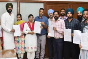 ਪੰਚਾਇਤ ਮੰਤਰੀ ਲਾਲਜੀਤ ਸਿੰਘ ਭੁੱਲਰ ਨੇ 10 ਸਟੈਨੋ-ਟਾਈਪਿਸਟਾਂ ਨੂੰ ਸੌਂਪੇ ਨਿਯੁਕਤੀ ਪੱਤਰ
