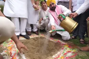 ਹੁਸ਼ਿਆਰਪੁਰ ਪਹੁੰਚੇ CM ਮਾਨ, ਬੂਟੇ ਲਗਾ ਕੇ ਦਿੱਤਾ ਵਾਤਾਵਰਣ ਨੂੰ ਹਰਿਆ-ਭਰਿਆ ਬਣਾਉਣ ਦਾ ਸੁਨੇਹਾ