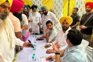 ‘ਸਰਕਾਰ ਤੁਹਾਡੇ ਦੁਆਰ’ ਕੈਂਪ ਦੌਰਾਨ ਮੰਤਰੀ ਧਾਲੀਵਾਲ ਅਤੇ MLA ਸ਼ੈਰੀ ਕਲਸੀ ਨੇ ਲੋਕਾਂ ਦੀਆਂ ਸੁਣੀਆਂ ਮੁਸ਼ਕਲਾਂ