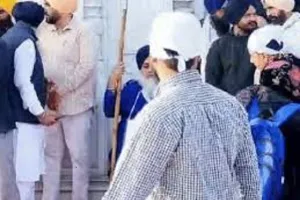 ਸ੍ਰੀ ਦਰਬਾਰ ਸਾਹਿਬ ‘ਚ ਸੁਖਬੀਰ ਬਾਦਲ ‘ਤੇ ਚੱਲੀ ਗੋ.ਲੀ, ਸੇਵਾਦਾਰ ਦੀ ਡਿਊਟੀ ਕਰ ਰਹੇ ਸੀ ਸੁਖਬੀਰ, ਮਸਾਂ ਹੋਇਆ ਬਚਾਅ
