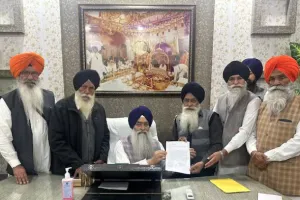 ਸੱਚਖੰਡ ਸ੍ਰੀ ਹਰਿਮੰਦਰ ਸਾਹਿਬ ’ਤੇ ਗੋਲੀ ਚਲਾਉਣ ਵਾਲੇ ਨੂੰ ਪੰਥ ਵਿੱਚੋਂ ਛੇਕਿਆ ਜਾਵੇ , ਜਾਣੋ ਕਿਸਨੇ ਕੀਤੀ ਮੰਗ ?