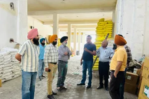 ਖੇਤੀਬਾੜੀ ਵਿਭਾਗ ਦੀ ਜ਼ਿਲਾ ਪੱਧਰੀ ਟੀਮ ਵੱਲੋਂ ਵੱਖ ਵੱਖ ਕੀਟਨਾਸ਼ਕ ਅਤੇ ਖਾਦਾਂ ਵਿਕਰੇਤਾਵਾਂ ਦੀਆਂ ਦੁਕਾਨਾਂ ਤੋਂ ਖਾਦਾਂ ਅਤੇ ਕੀਟ ਨਾਸ਼ਕਾਂ ਦੇ ਨਮੂਨੇ ਭਰੇ।