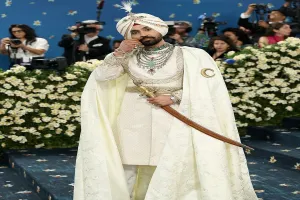  ਮੇਟ ਗਾਲਾ 2025 'ਚ ਛਾਏ ਪੰਜਾਬੀ ! ਦਿਲਜੀਤ ਦੋਸਾਂਝ ਦੀ ਮਹਾਰਾਜਿਆਂ  ਵਾਲੀ ਲੁੱਕ ਜਿੱਤਿਆ ਦਿਲ 