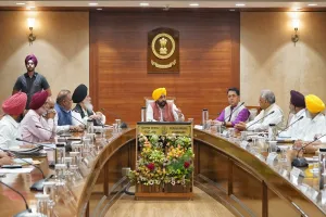 ਸਰਬ ਪਾਰਟੀ ਮੀਟਿੰਗ ਤੋਂ ਬਾਅਦ ਇੱਕੋ ਮੰਚ 'ਤੇ ਨਜ਼ਰ ਆਏ CM ਮਾਨ ਦੇ ਨਾਲ ਵੱਡੇ ਲੀਡਰ