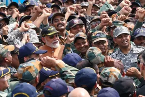 ਅਚਾਨਕ ਪੰਜਾਬ ਦੇ ਆਦਮਪੁਰ ਏਅਰਬੇਸ 'ਤੇ ਪਹੁੰਚੇ PM ਮੋਦੀ , ਜਵਾਨਾਂ 'ਚ ਭਰਿਆ ਜੋਸ਼ 