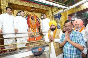 ਅਰਵਿੰਦ ਕੇਜਰੀਵਾਲ ਅਤੇ ਭਗਵੰਤ ਮਾਨ ਨੇ ਕਾਲੀ ਮਾਤਾ ਮੰਦਰ ਵਿਖੇ ਮੱਥਾ ਟੇਕਿਆ, ਮੰਦਰ ਦੀ ਕਾਇਆਕਲਪ ਸਬੰਧੀ ਯੋਜਨਾ ਦਾ ਕੀਤਾ ਐਲਾਨ