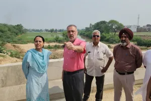 ਕੈਬਨਿਟ ਮੰਤਰੀ ਡਾ. ਬਲਬੀਰ ਸਿੰਘ ਵੱਲੋਂ ਪਿੰਡ ਦੌਲਤਪੁਰ ਤੇ ਫਲੌਲੀ ਦਾ ਦੌਰਾ; ਵੱਡੀ ਨਦੀ 'ਤੇ ਬਣ ਰਹੇ ਪੁਲ ਦੇ ਚੱਲ ਰਹੇ ਕੰਮ ਦਾ ਜਾਇਜ਼ਾ
