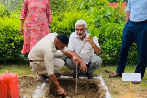 ਪਲਾਂਟੇਸ਼ਨ ਮੁਹਿੰਮ ਨੂੰ ਮਿਲ ਰਹੀ ਤੇਜ਼ੀ, ਜੰਗਲਾਤ ਤੇ ਜੰਗਲੀ ਜੀਵ ਸੁਰੱਖਿਆ ਮੰਤਰੀ ਲਾਲ ਚੰਦ ਕਟਾਰੂਚੱਕ ਮੈਦਾਨ ਵਿੱਚ ਸਰਗਰਮ