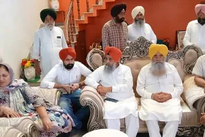 ਕੈਬਨਿਟ ਮੰਤਰੀ ਪੰਜਾਬ ਸ. ਗੁਰਮੀਤ ਸਿੰਘ ਖੁੱਡੀਆਂ ਤੇ ਡਾ. ਰਵਜੋਤ ਸਿੰਘ ਨੇ ਡਾ. ਕਸ਼ਮੀਰ ਸਿੰਘ ਸੋਹਲ ਦੇ ਪਰਿਵਾਰਕ ਮੈਂਬਰਾਂ ਨਾਲ ਦੁੱਖ ਸਾਂਝਾ ਕੀਤਾ