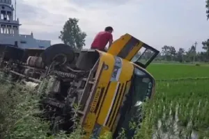 ਮਾਸੂਮ ਬੱਚਿਆਂ ਨਾਲ ਭਰੀ ਸਕੂਲ ਬੱਸ ਹੋਈ ਹਾਦਸੇ ਦਾ ਸ਼ਿਕਾਰ ,  ਮੌਕੇ ਤੇ ਪਹੁੰਚੇ ਪ੍ਰਿਸੀਪਲ 'ਤੇ ਮਾਪੇ
