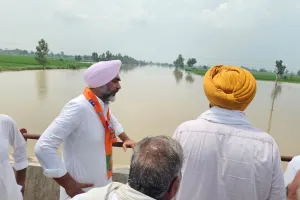 ਫਾਜ਼ਿਲਕਾ 'ਚ ਸਤਲੁਜ ਪਾਣੀ ਦੀ ਲਪੇਟ 'ਚ ਪਿੰਡ: ਸਾਬਕਾ ਵਿੱਤ ਮੰਤਰੀ ਬਾਦਲ ਪ੍ਰਭਾਵਿਤ ਇਲਾਕਿਆਂ 'ਚ ਪਹੁੰਚੇ, ਕਿਹਾ- ਸੂਬੇ ਕੋਲ 7000 ਕਰੋੜ ਦਾ ਆਫ਼ਤ ਫੰਡ ਹੈ