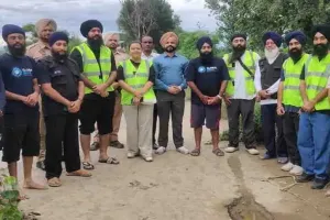 ਦਲਜੀਤ ਦੋਸਾਂਝ ਦੀ ਫਾਊਂਡੇਸ਼ਨ ਨੇ ਗੁਰਦਾਸਪੁਰ ਵਿੱਚ ਮਦਦ ਕਰਨੀ ਕੀਤੀ ਸ਼ੁਰੂ ,  ਧੁੱਸੀ ਬੰਨ੍ਹ ਦੀ ਮੁਰੰਮਤ, 10 ਪਿੰਡਾਂ ਦੇ ਮੁੜ ਵਸੇਬੇ ਦੀਆਂ ਤਿਆਰੀਆਂ