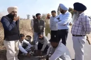 ਪੰਜਾਬ ਵਿੱਚ ਘਟੀਆ ਸੜਕ ਨਿਰਮਾਣ ਲਈ ਜੇਈ ਬਰਖਾਸਤ: SDO ਨੂੰ ਨੋਟਿਸ ਜਾਰੀ