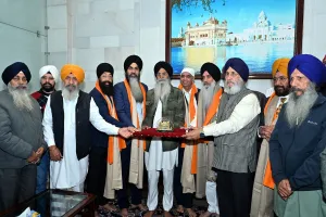 ਕੈਨੇਡਾ ਦੇ 3 ਸਿੱਖ ਸੰਸਦ ਮੈਂਬਰ ਸ੍ਰੀ ਦਰਬਾਰ ਸਾਹਿਬ ਹੋਏ ਨਤਮਸਤਕ; SGPC ਪ੍ਰਧਾਨ ਵੱਲੋਂ ਸਨਮਾਨਿਤ