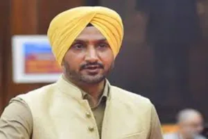 ਜਲੰਧਰ: ਭਾਜਪਾ 'ਚ ਸ਼ਾਮਲ ਹੋਣ ਮਗਰੋਂ ਹਰਭਜਨ ਸਿੰਘ 'ਭੱਜੀ' ਦੇ ਘਰ ਬਾਹਰ ਹੰਗਾਮਾ, ਕੰਧ 'ਤੇ ਲਿਖਿਆ 'ਗੱਦਾਰ'