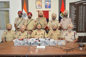 ਅੰਮ੍ਰਿਤਸਰ ਵਿੱਚ ਸਰਹੱਦ ਪਾਰੋਂ ਚੱਲ ਰਹੇ ਗੈਰ-ਕਾਨੂੰਨੀ ਹਥਿਆਰ ਤਸਕਰੀ ਮਾਡਿਊਲ ਨਾਲ ਜੁੜੇ ਤਿੰਨ ਵਿਅਕਤੀ ਕਾਬੂ; 6 ਪਿਸਤੌਲ ਬਰਾਮਦ