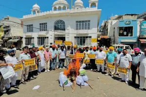 *ਪੰਜਾਬ ਵਿੱਚ ਭਾਰੀ ਰੋਸ, ਦਲਬਦਲੂ ਸੰਸਦ ਮੈਂਬਰਾਂ ਦੀਆਂ ਰਿਹਾਇਸ਼ਾਂ ਦੀਆਂ ਕੰਧਾਂ 'ਤੇ ਲਿਖਿਆ ਗਿਆ 'ਗੱਦਾਰ'*