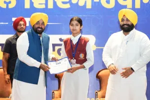 ਮੁੱਖ ਮੰਤਰੀ ਭਗਵੰਤ ਸਿੰਘ ਮਾਨ ਵੱਲੋਂ ਮੋਹਾਲੀ ਵਿਖੇ ਜੇਈਈ ਮੇਨਜ਼ ਪਾਸ ਕਰਨ ਵਾਲੇ 369 ਵਿਦਿਆਰਥੀਆਂ ਦਾ ਸਨਮਾਨ, ਪੰਜਾਬ ਅਕਾਦਮਿਕ ਉੱਤਮਤਾ ਵੱਲ ਕਦਮ ਵਧਾ ਰਿਹੈ