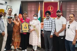 ਏਸ਼ੀਆ ਹਾਕੀ ਕੱਪ ਵਿਚ ਕਾਂਸੀ ਤਗਮਾ ਜੇਤੂ ਰਸ਼ਮੀਨ ਕੌਰ ਹਾਂਡਾ ਨੂੰ ਡਿਪਟੀ ਕਮਿਸ਼ਨਰ ਨੇ ਕੀਤਾ ਸਨਮਾਨਿਤ