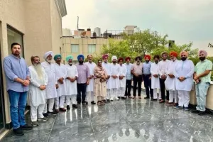 ਪੰਜਾਬ ਕਾਂਗਰਸ 'ਚ ਫਿਰ ਵੱਡਾ ਧਮਾਕਾ! ਚੰਨੀ ਗੁੱਟ ਨੇ ਛੱਡੀ ਇੰਚਾਰਜ ਦੀ ਬੈਠਕ, ਦਿੱਲੀ ਵੱਲ ਮਾਰੀ ਦੌੜ; ਸੁਖਜਿੰਦਰ ਰੰਧਾਵਾ ਵੀ ਹੱਕ 'ਚ ਨਿੱਤਰੇ!